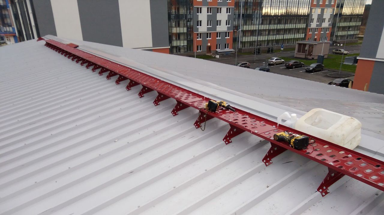 Переходной мостик кровельный на профнастил